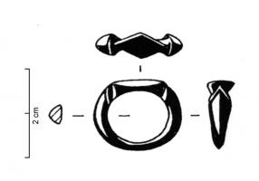 BAG-4164 - Bague à épaulementsjaisBague à jonc semi-circulaire, ou de section triangulaire, dont le chaton est nettement individualisé par des encoches dessinant des épaulement de part et d'autre.