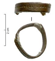 BAG-4208 - BaguebronzeBague à jonc plat assez large avec un décor incisé de pointillés au centre.
