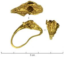 BAG-4226 - BagueorBague comportant un jonc mince, s'élargissant un peu pour former un chaton oblong, avec une cavité pour insertion d'une pierre ou d'une intaille, soulignée d'un motif perlé.
