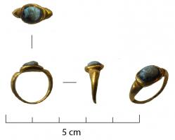 BAG-4255 - Bagueor, pierreBague dont le jonc de section losangique s’élargit grandement pour former deux épaules marquées qui mettent en valeur le chaton. Celui-ci est serti d’un camée ou d'une intaille.
