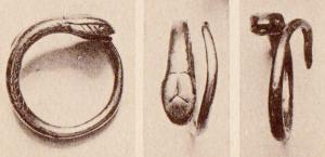 BAG-4279 - Bague serpentiformeorBague ouverte figurant le corps entier d'un serpent, avec une tête bien dessinée, un corps dont le traitement peut varier et une queue effilée se terminant à côté de la tête.