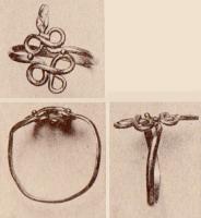 BAG-4280 - Bague filiforme à bouclettesorBague à jonc filiforme, dont les extrémités amincies s'enroulent pour former un motif central, évoquant un serpent.