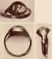 BAG-4288 - BagueorBague monométallique s’élargissant de manière plus ou moins brutale, dégageant un chaton convexe en forme de calotte lisse ou à décor gravé.
