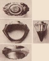 BAG-4291 - Bague moulurée aux épaules marquéesorBagues à épaulements large et moulurés dont le chaton est gravé en intaille ou d'une pierre. L'anneau forme un pentagone.