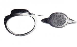 BAG-4322 - BagueorBague à jonc fin s’élargissant grandement pour former deux épaules marquées qui dégagent le chaton ovale. Ce dernier comporte une inscription.