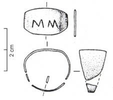 BAG-4361 - Bague inscriteargentBague constituée d'un anneau plat, élargi au sommet pour former un chaton quadrangulaire, gravé et/ou inscrit (lettres non rétrogrades) : maximes épicuriennes ou vœux de bonheur, dédicaces aux dieux.