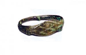 BAG-5035 - Bague à double losangebronzeTPQ : 650 - TAQ : 700Bague à jonc minse, chaton ovale élargi occupé par deux losanges superposés, lisses ou marqués d'une croix incisée, entre deux losanges ou autres motifs de globules en relief.