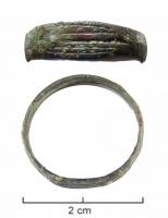 BAG-5047 - BaguebronzeBague à jonc rubanné, mince et lisse ; chaton à peine élargi et aplati, comportant quelques traits incisés.