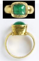 BAG-5064 - Bague à cabochonor, pierreBague à jonc rubanné, interrompu par un cabochon rectangulaire ou cylindrique élevé, contenant une pierre ou une intaille ; la jonction avec le jonc peut être occupée par des globules.