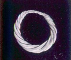 BAG-6003 - Bague VikingorAnneau constitué d'un faisceau de fils soudés  à leurs extrémités amincies, formant une masse renflée autour de la jointure plus mince.