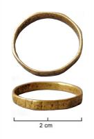 BAG-7008 - Bague inscrite de type TEBALbronzeAnneau rubanné, dont la surface est entièrement couverte d'une inscription comportant le nom TEBAL ou THEBAL.