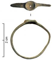 BAG-8021 - Bague à cabochonbronzeTPQ : 1300 - TAQ : 1600Simple jonc de section circulaire surmonté d'un chaton de petite taille, circulaire ou légèrement ovalisé, sans griffes, percé au centre, pour une pierre ou verroterie.