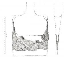 BCH-4002 - Armature de bêcheferArmature à base rectiligne ou concave, protégeant le tranchant et les côtés d'une bêche en bois ; la fixation est assurée par deux languettes remontant sur les côtés et clouées aux extrémités ou terminées par des oreilles qui pinçaient les bords latéraux de la lame (Duvauchelle 2015 : p. 93)