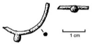 BCO-3023 - Boucle d'oreilleorAnneau mince en or ouvert aux extrémités effilées, orné de protubérances granulées.