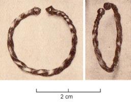 BCO-4032 - Boucle d'oreilleorAnneau ouvert, filiforme et torsadé, dont les extrémités se terminent par des boutons coniques.