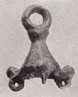 BEN-7001 - Suspension d'encensoirbronzeSuspension coulée, comportant un corps conique, prolongé vers le haut par un anneau de suspension et en-dessous par 3 bras sous lesquels de petites bélières servent à la suspension des chaînettes.