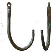 BLC-4039 - Crochet de balancebronzeCrochet de balance dont le sommet aplati et perforé forme un œillet de fixation, qui caractérise le type; extrémité parfois bouletée. La partie crochet est de section ronde ou quadrangulaire.
