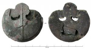 BOF-4004 - Bouterolle de fourreaubronzeBouterolle-boîtier, inscrite dans un cercle au sommet découpé d'un feston arrondi, et percé sur la face externe de deux ajours symétriques en forme de pelte; arête médiane. L'ensemble a la forme d'une boîte aux côtés verticaux et à fond plat, parfois étamé.