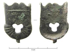 BOF-8011 - Bouterolle de fourreaubronzeBouterolle de petite taille, constituée d'un étui prolongé par une partie arrondie, rayée d'incisions, perforée d'un trèfle, avec une excroissance à la base.