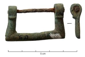 BOH-4008 - Boucle de sous-ventrièrebronze, ferBoucle rectangulaire, souvent équipée d'un axe transversal en fer. La partie renforcée qui reçoit cet axe est épaulé, d'un seul côté, d'une moulure formant un ressaut.