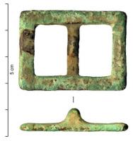 BOH-9004 - Boucle de harnaisbronzePetite boucle rectangulaire plate, équipée d'une barre transversale surbaissée pour laisser passer une sangle de cuir assez épaisse, avec un ardillon mobile (en fer) pour la fixation.