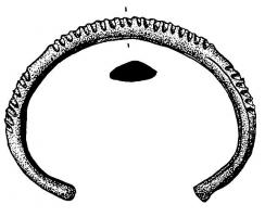 BRC-1074 - Bracelet ouvert à légers tampons bronzeBracelet ouvert à tampons esquissés; tige massive de section sub-triangulaire ou ovalaire; décor de côtes jointives ou par groupes séparés par des plages lisses ou des bossettes.
 