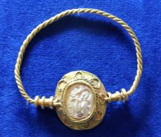 BRC-4050 - Bracelet avec pierre sertieor, pierreBracelet à jonc torsadé, interrompu par un médaillon serti d'une pierre sertie, d'un camée ou d'une intaille.