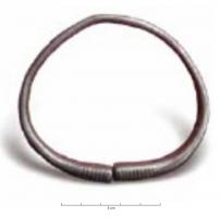 BRC-5005 - Bracelet à extrémités évaséesargentBracelet ouvert à jonc filiforme, les extrémités s'évasent régulièrement (parfois, décor d'incisions transversales près des tampons). 