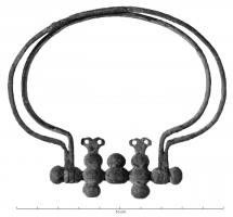 BSE-8002 - AumônièreferArmature d'aumônière constituée de deux arcs outrepassés, articulés sur un axe avec des pattes de fixation pour les parties en matériau organique (cuir ou tissu).