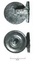 BTA-4002 - Bouton articulébronzeBouton constitué d'un large disque mouluré sur la face supérieure, dont part au revers une tige immédiatement coudée latéralement, et terminée par une barre transversale.