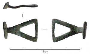 BTA-4003 - Bouton à anneaubronzeBouton dont la tête est remplacée par une barrette transversale ; l'anneau est de forme triangulaire plus ou moins allongée.
