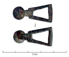 BTA-4029 - Bouton à anneaubronzeBouton à tête circulaire (bouton de taille parfois réduite, profil plat, arrondi ou conique) ; la boucle est de forme trapézoïdale étirée.