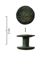 BTB-4002 - Bouton de baudrierbronzeBouton-rivet à tige courte, partie supérieure lisse, profil parfois symétrique avec une fixation de même diamètre que la tête ; tige courte avec, au revers, bouton plat.