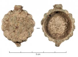 BTE-9008 - BoîteplombPetite boîte métallique, à pans obliques, couvercle articulé par une charnière avec un fermoir à l'opposé.