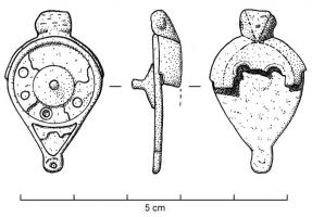 BTS-4034 - Boîte à sceau en forme de gouttebronzeBoîte à sceau en forme de goutte, dont le couvercle émaillé comporte une bande circulaire au-dessus d'un triangle occupant la pointe ; le centre est occupé par un cône en relief, qui peut lui aussi être orné de pétales rayonnants, émaillés.
