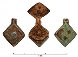 BTS-4052 - Boîte à sceau losangiquebronzeBoîte à sceau coulée, en forme de carré sur pointe, le fond percé de trois trous ; le couvercle est creusé de trois loges d'émail, avec au centre une pastille et une couronne.