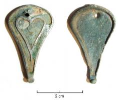 BTS-4061 - Boîte à sceau en forme de gouttebronzeBoîte à sceau en forme de goutte ; la face externe du couvercle est creusée d'émaux champlevés : motif cordiforme terminé par un point central, avec un point au-dessus.