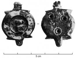 BTS-4126 - Boîte à sceau circulairebronzeBoîte à sceau circulaire, dont le fond et le couvercle comporte 4 ergots parallèles deux à deux ; couvercle orné d'une couronne d'émail (inclusions de verre) avec au centre un phallus émaillé riveté ; fond percé de 3 perforations cerclées.