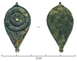 BTS-4142 - Boîte à sceau en forme de gouttebronzeBoîte en forme de goutte (bouton terminal avec pointe de calage sous le couvercle), le couvercle est creusé dans sa partie surpérieure de deux couronnes d'émail autour d'une pastille centrale ; dans la pointe, écoinçon émaillé en forme de V.