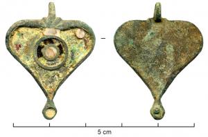 BTS-4155 - Boîte à sceau en forme de gouttebronzeBoîte à sceau en forme de goutte, ou foliacée, avec un couvercle large, à bords légèrements concaves, creusé d'une grande loge d'émail (avec inclusions) entourant au centre une couronne et un cercle également émaillés. Disque émaillé et pointe de calage à la base ; festons incisés autour de la charnière.