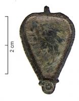 BTS-4203 - Boîte à sceau en forme de gouttebronzeBoîte à sceau en forme de goutte, couvercle plat entièrement creusé d'une seule loge d'émail, sans divisions ; à la pointe, bouton terminal à cercles oculés encadré d'ergots, et recouvrant une pointe de calage..