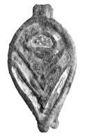 BTS-4243 - Boîte à sceau en forme de gouttebronzeBoîte à sceau en forme de goutte allongée, le couvercle creusé de 4 loges d'émail avec un demi-cercle au sommet et des chevrons vers la pointe.