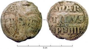 BUL-7003 - Bulle pontificaleplombDisque épais en plomb, perforé pour le passage de rubans, et frappé au nom du pape émetteur : sur une face, les têtes schématisées de Pierre et Paul, SPA - SPE ; au revers : MAR / TINVS / PP.IIII (Martin IV, pape de 1281 à 1285).