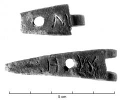 CHA-4021 - Charnière à 3 ou 5 charnonsbronzeCharnière composée de deux pattes triangulaires percées d'un seul trou de fixation chacune (dans certains cas, une ou deux lettres de montage incisées sur chaque patte), avec 3 ou plus rarement 5 charnons.