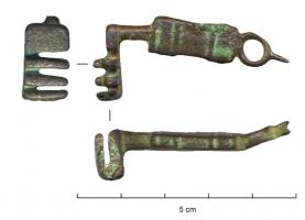 CLE-4021 - Clé à translationbronzeClé entièrement coulée en bronze, dont le manche rectangulaire se termine par un anneau éventuellement pédonculé ; le panneton perpendiculaire au manche porte un râteau à simple ou double rangée de dents, formant parfois retour à son extrémité.