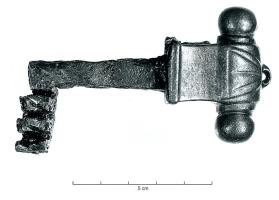 CLE-4026 - Clé à translationfer, bronzeClé à manche en bronze en forme de borne de section carrée ; le sommet ogival, souligné d\'incisions et séparé de la base par une moulure (parfois aussi équipé d\'un anneau sommital), est accosté de deux appendices bouletés.