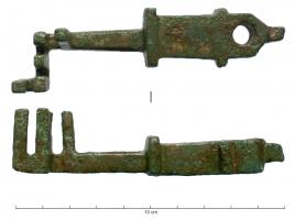 CLE-4056 - Clé à soulèvementbronzeClé à translation, à manche en bronze de section quadrangulaire massive ; le bas est mouluré et le sommet, arrondi ou facetté, muni de 3 appendices, est percé de part en part.