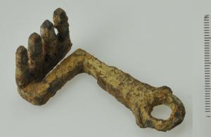 CLE-4098 - Clé à translationferClé entièrement en fer, dont la tige forme un angle droit avant de revenir sur elle-même pour porter un panneton à dents perpendiculaires, tournées vers le haut quand la tige est à plat.