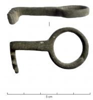CLE-4107 - Clé à translationbronzePetite clé à translation, simple anneau (de la taille d'un doigt) prolongé par une très courte tige avec des dents projetées latéralement, pour une serrure à translation.