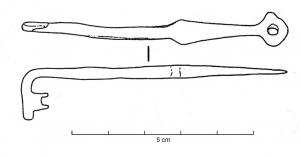 CLE-4122 - Clé à translationferClé forgée, manche plat en forme de triangle ou losange très étiré, suspension au sommet; l'extrémité de la tige tourne à angle droit pour former le panneton aux dents tournées vers le haut.
Des variantes à 3 et 4 dents sont aussi attestées. 
